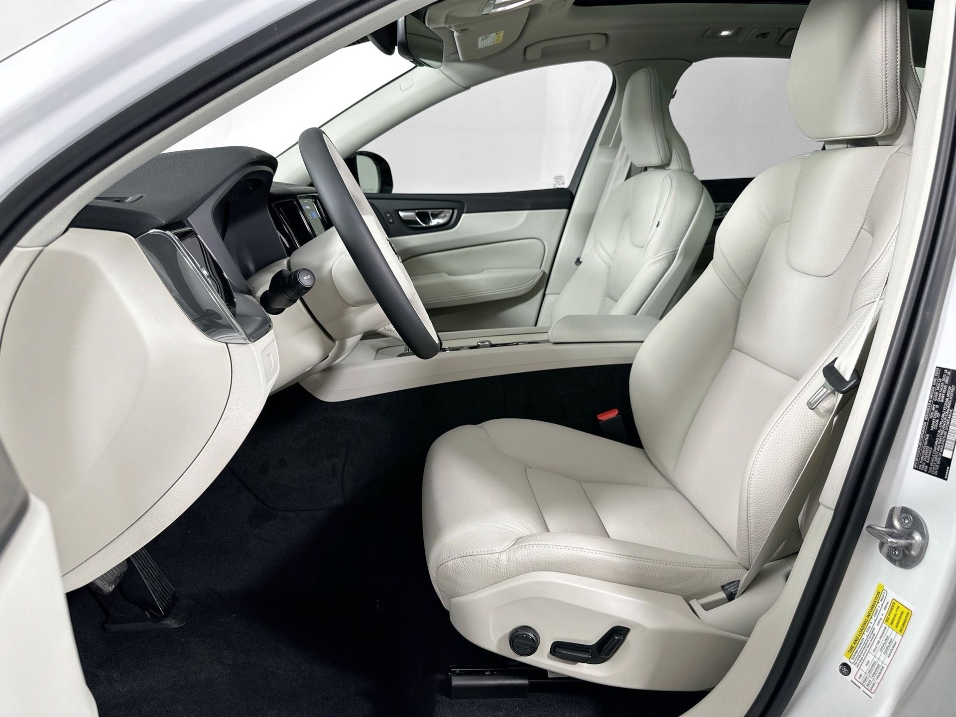 2025 Volvo XC60 B5 Plus photo 21