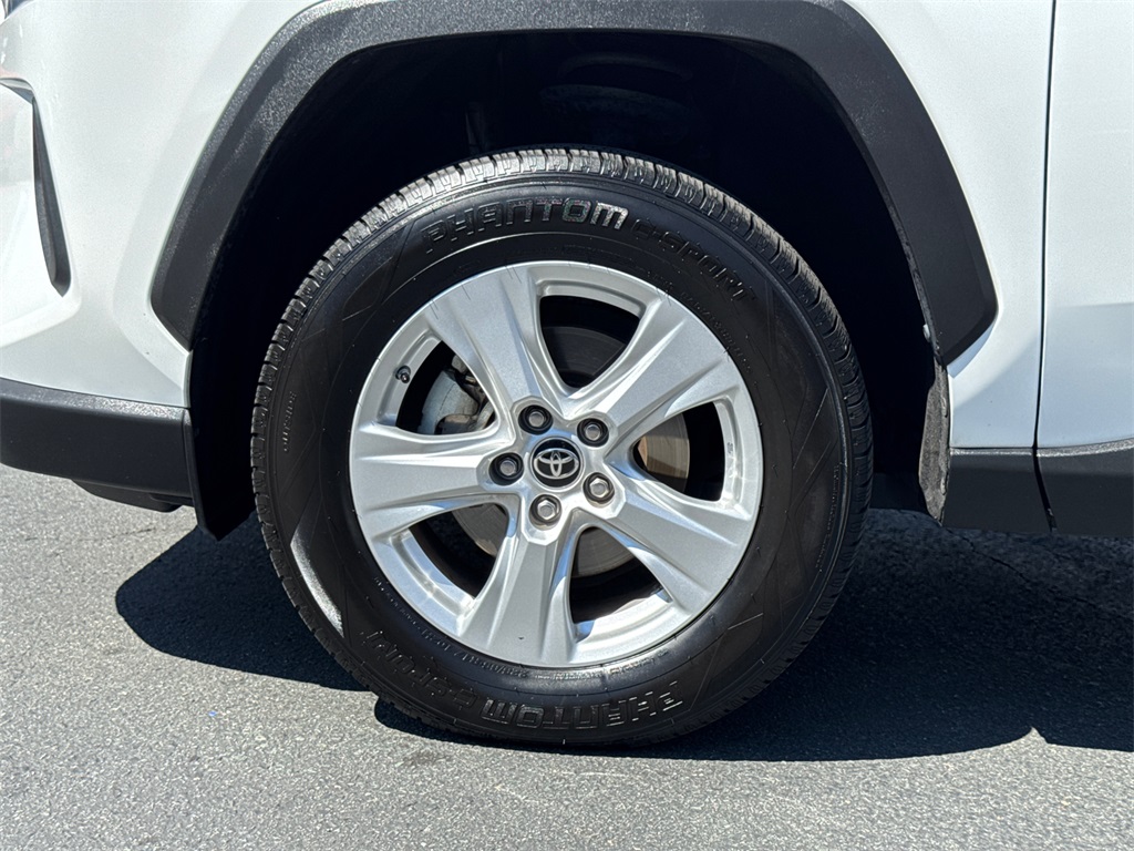 2021 Toyota RAV4 Hybrid LE photo 3