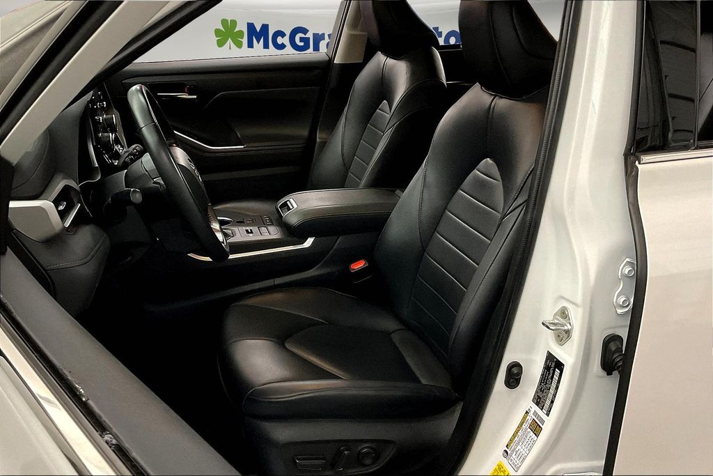 2022 Toyota Highlander XLE photo 24