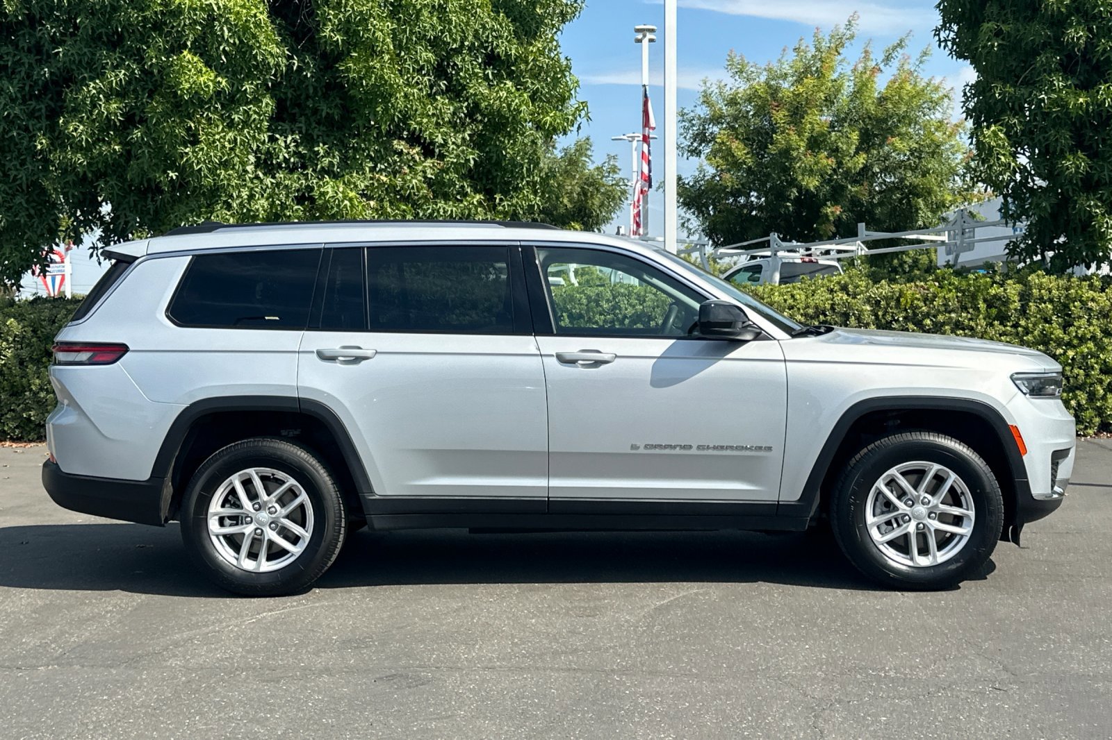 2023 Jeep Grand Cherokee Laredo Sport photo 2