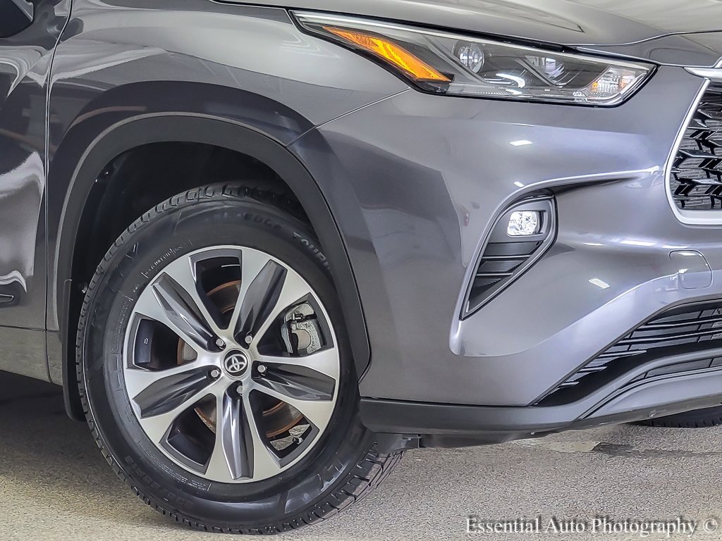 2023 Toyota Highlander XLE photo 2