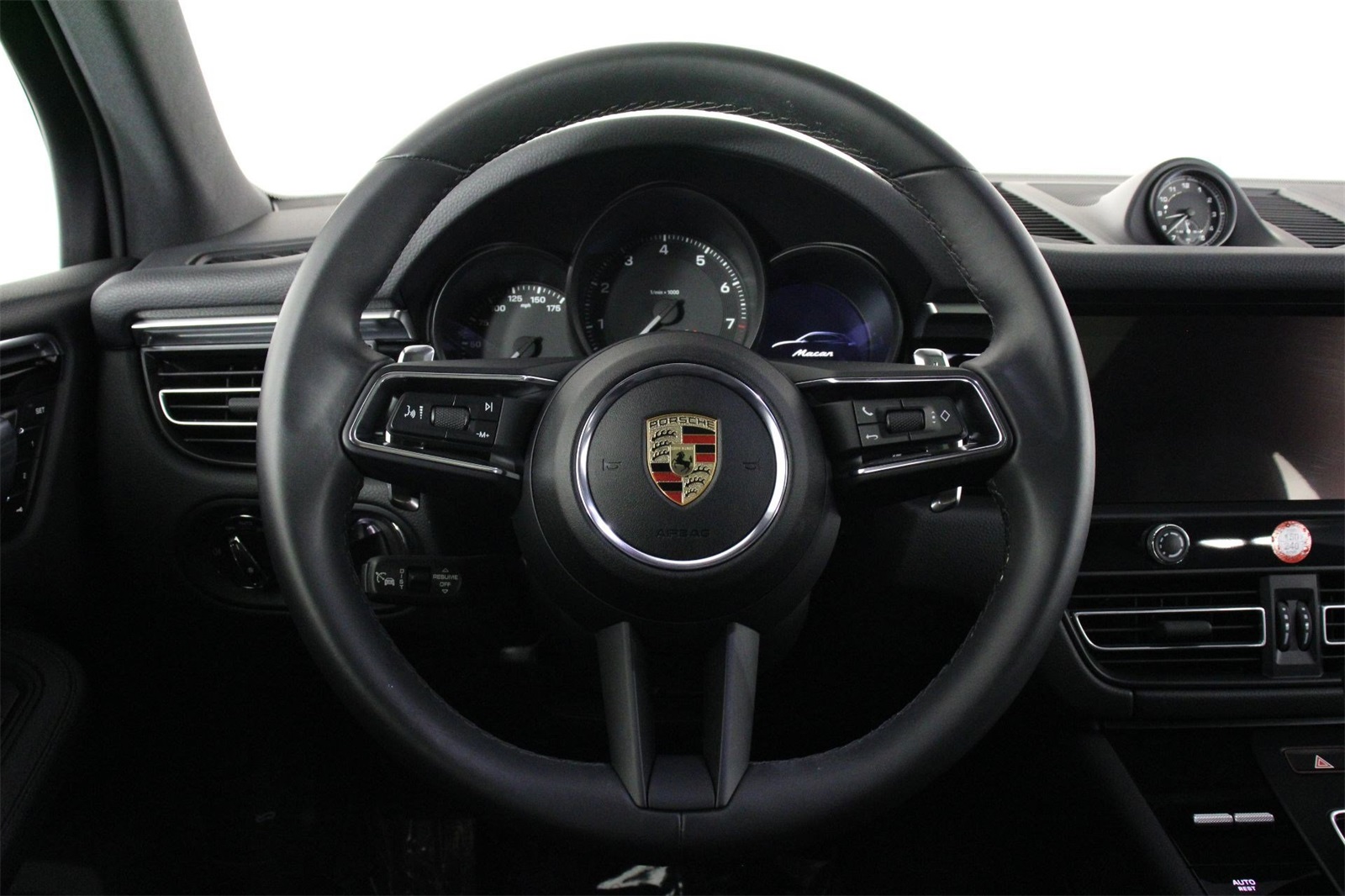 2025 Porsche Macan photo 12