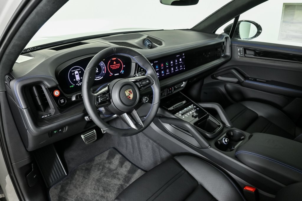 2025 Porsche Cayenne GTS photo 4