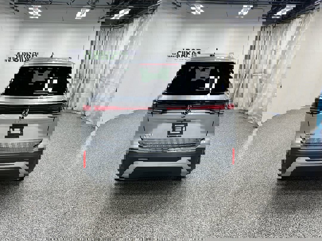 2025 Volkswagen Tiguan SE photo 3