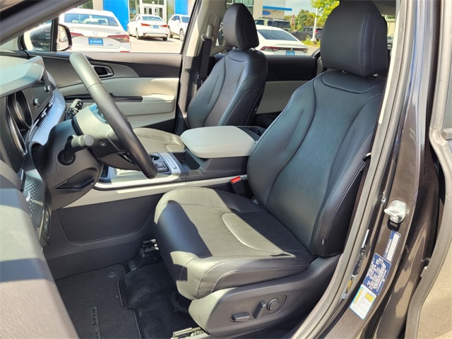 2024 Kia Carnival LX photo 4