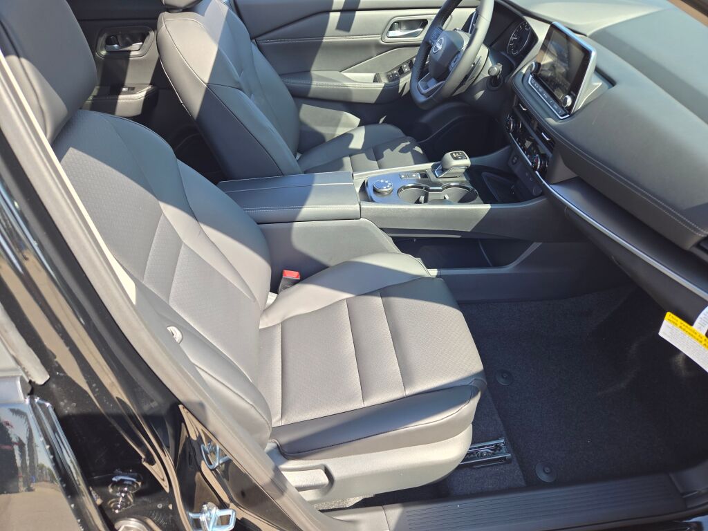 2026 Nissan Rogue SV photo 4
