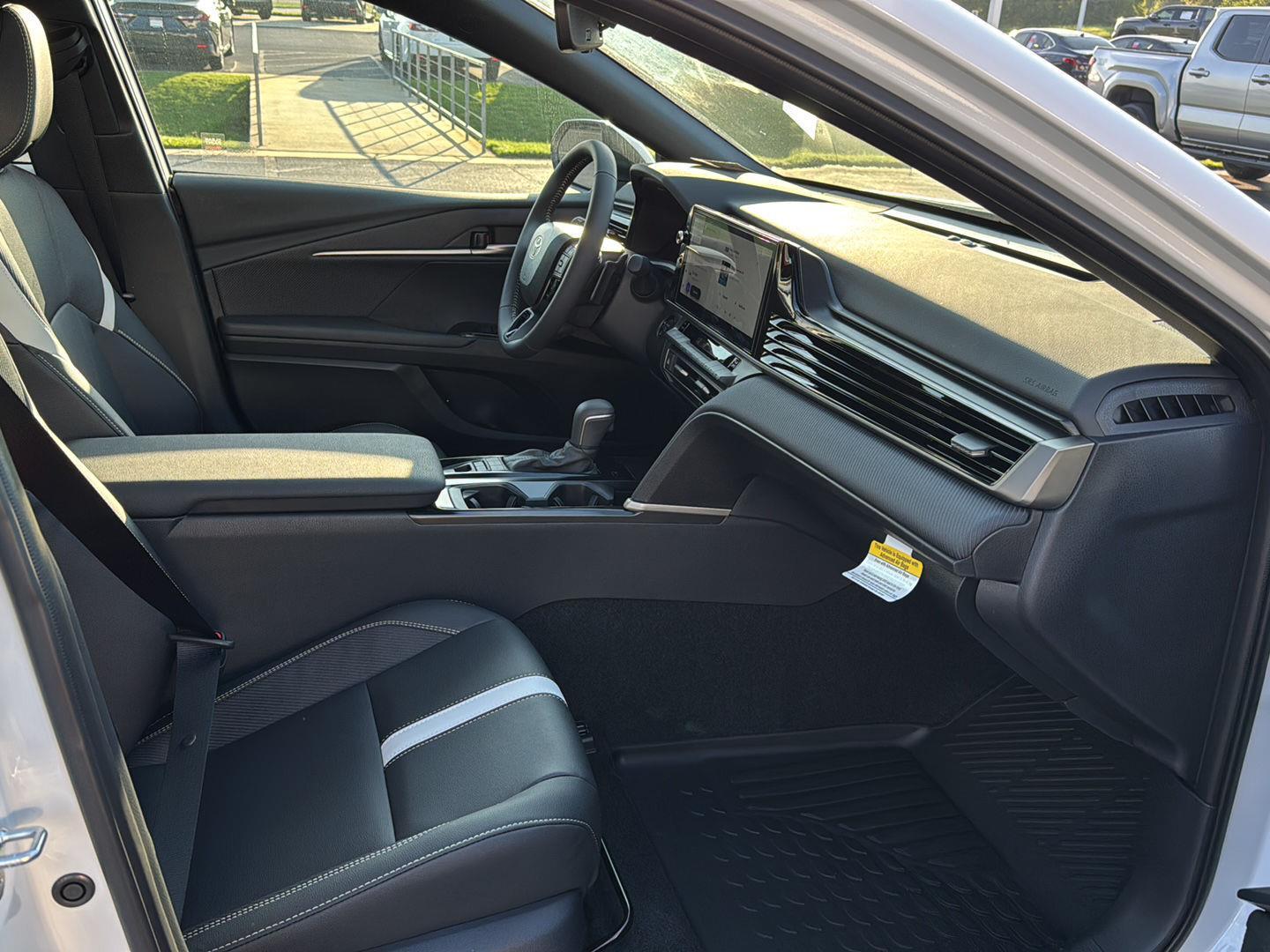 2025 Toyota Camry SE photo 10