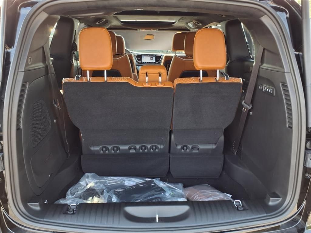 2026 Chrysler Pacifica Pinnacle photo 24