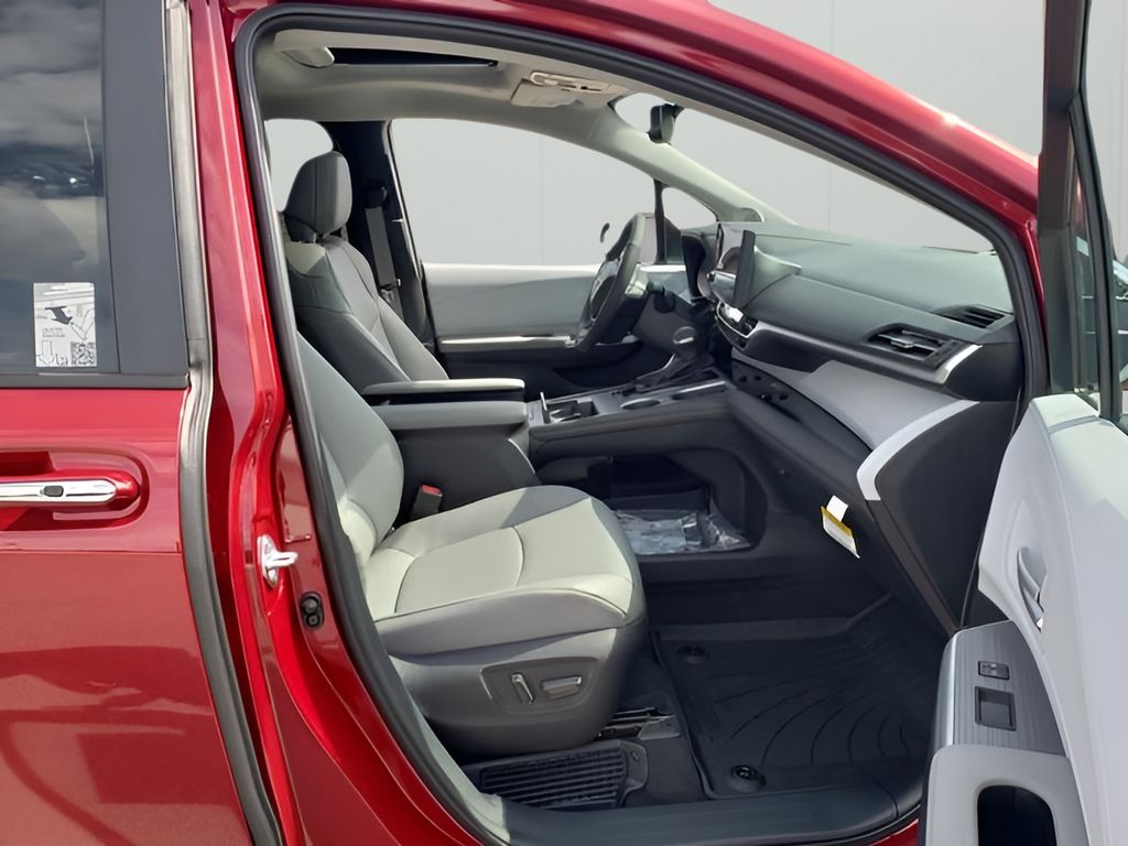 2025 Toyota Sienna XLE photo 11