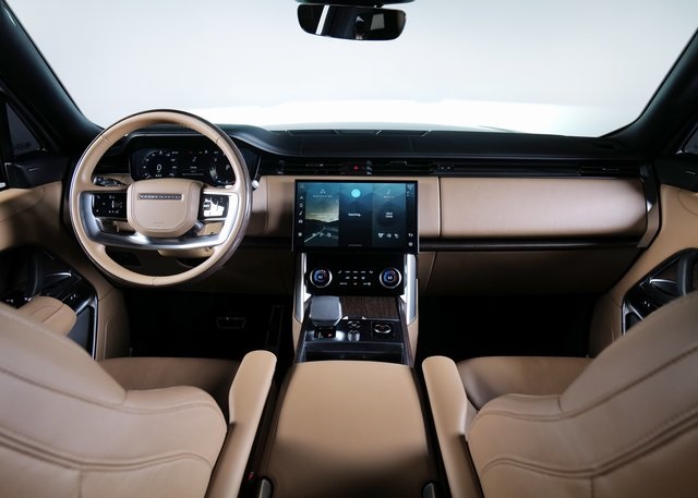2023 Land Rover Range Rover SE photo 3