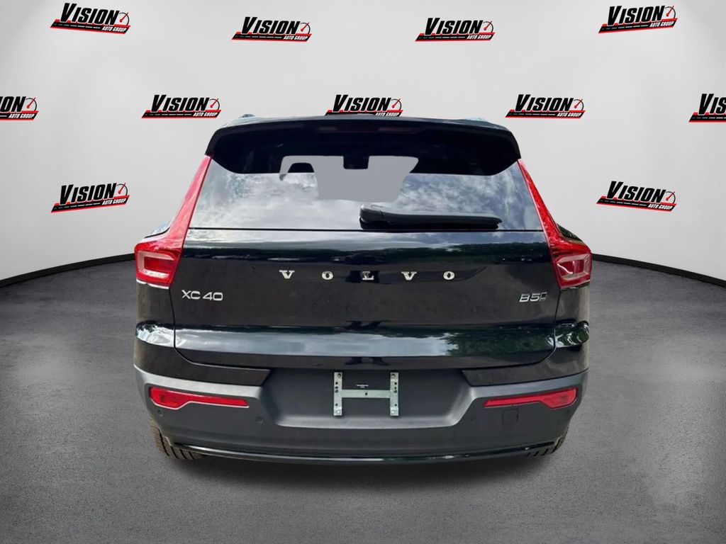 2025 Volvo XC40 Plus photo 4