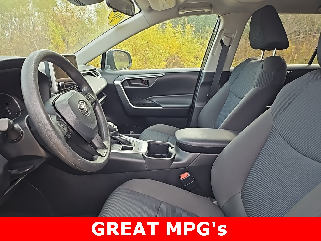 2024 Toyota RAV4 LE photo 4