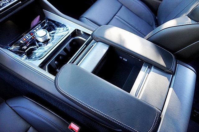 New 2025 Bright White Clear-Coat Exterior Paint Jeep Series II image 38