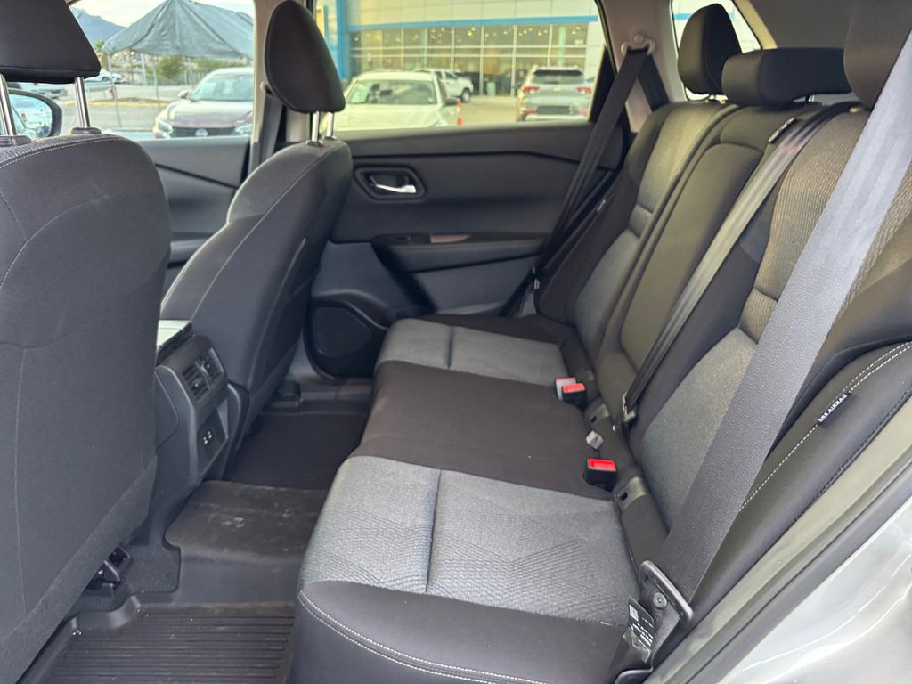 2024 Nissan Rogue SV photo 4