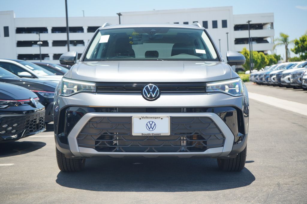 2025 Volkswagen Taos SE photo 4
