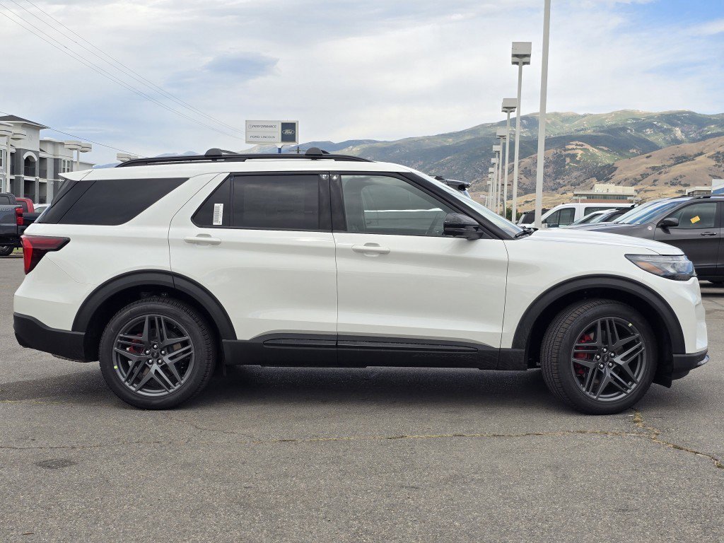 2025 Ford Explorer ST photo 3