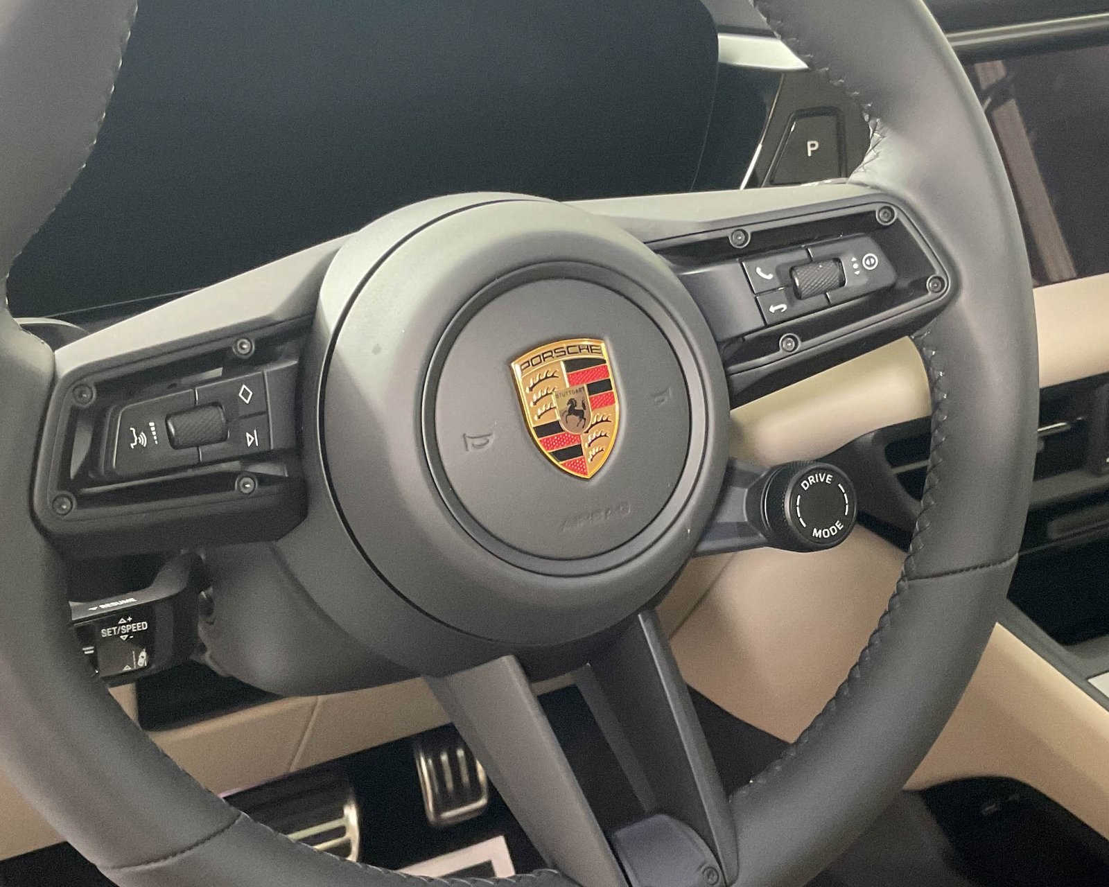 2025 Porsche Macan Electric photo 17