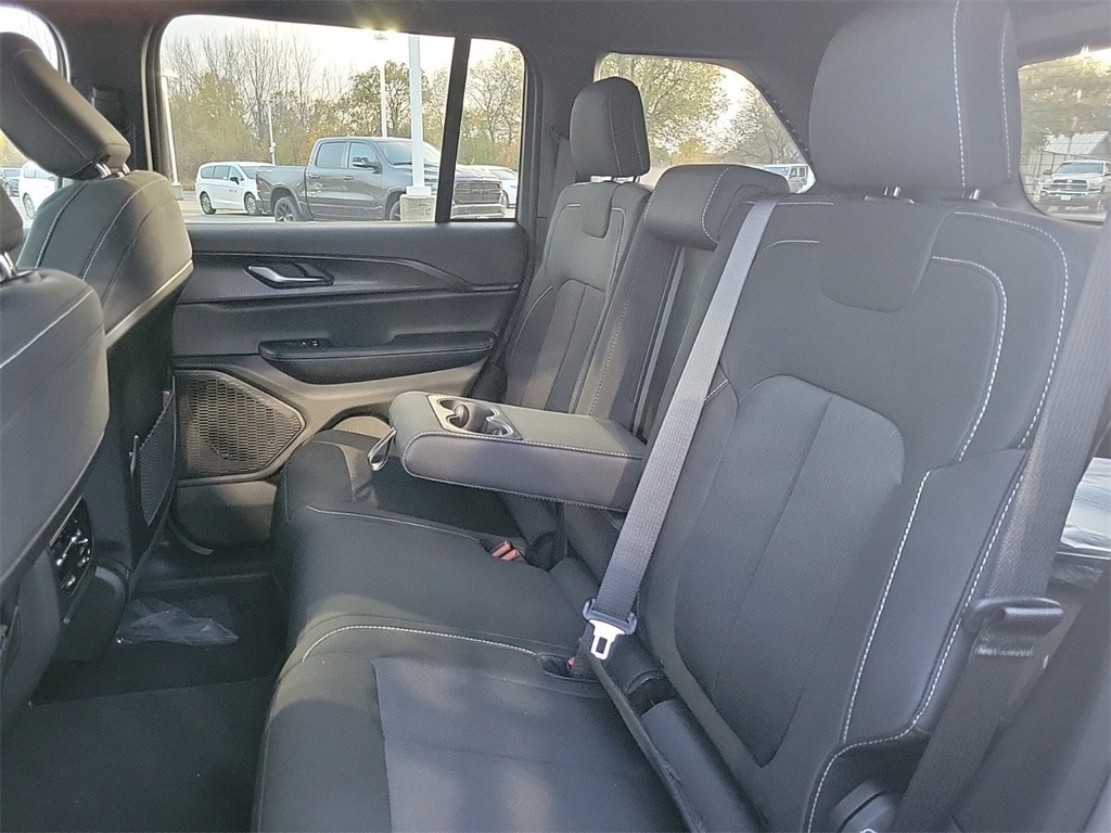 2025 Jeep Grand Cherokee Laredo photo 10