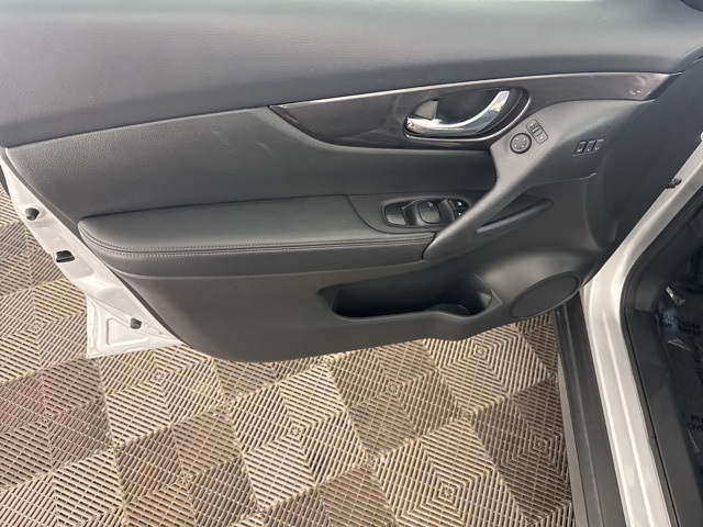 2018 Nissan Rogue SV photo 16