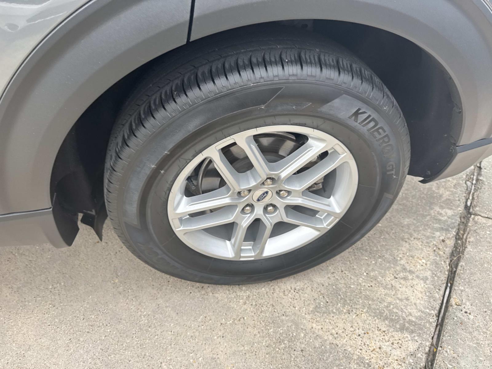 2025 Ford Explorer photo 4