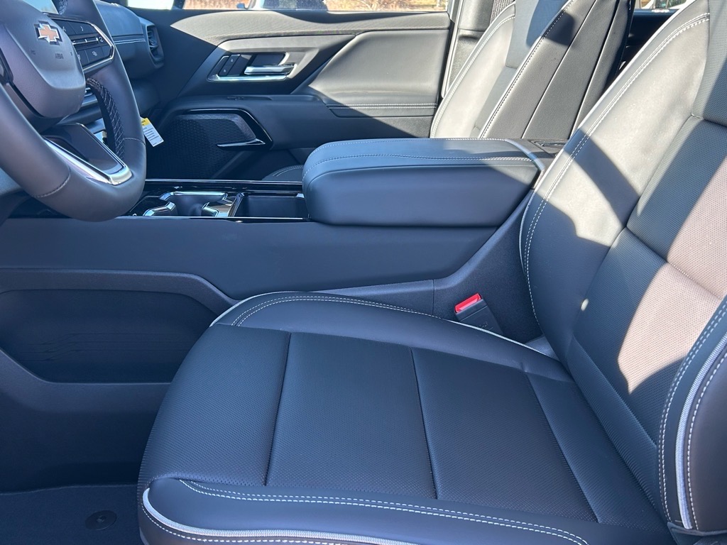 2025 Chevrolet Silverado EV LT photo 8