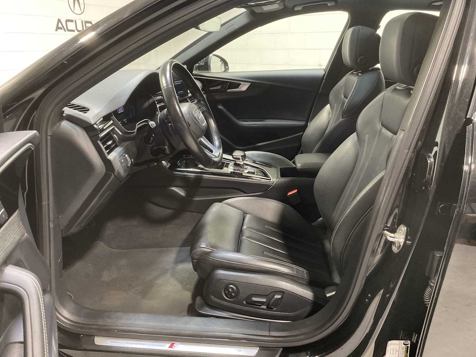 2023 Audi A4 S line Premium Plus 45 TFSI Quattro photo 2