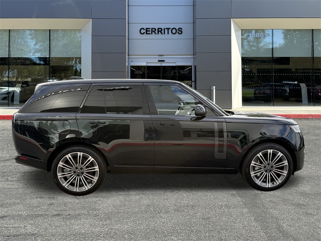 2025 Land Rover Range Rover SE photo 4