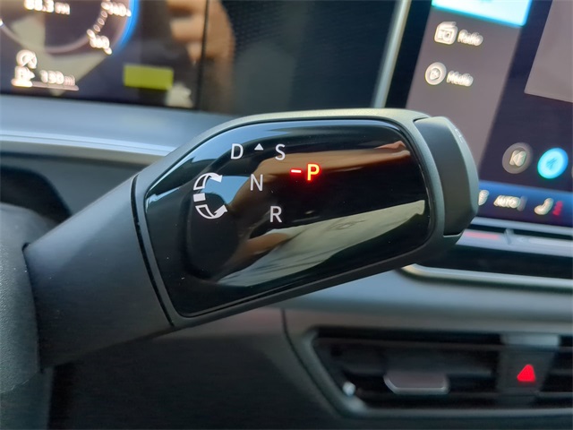 2025 Volkswagen Tiguan SE R-Line Black photo 22