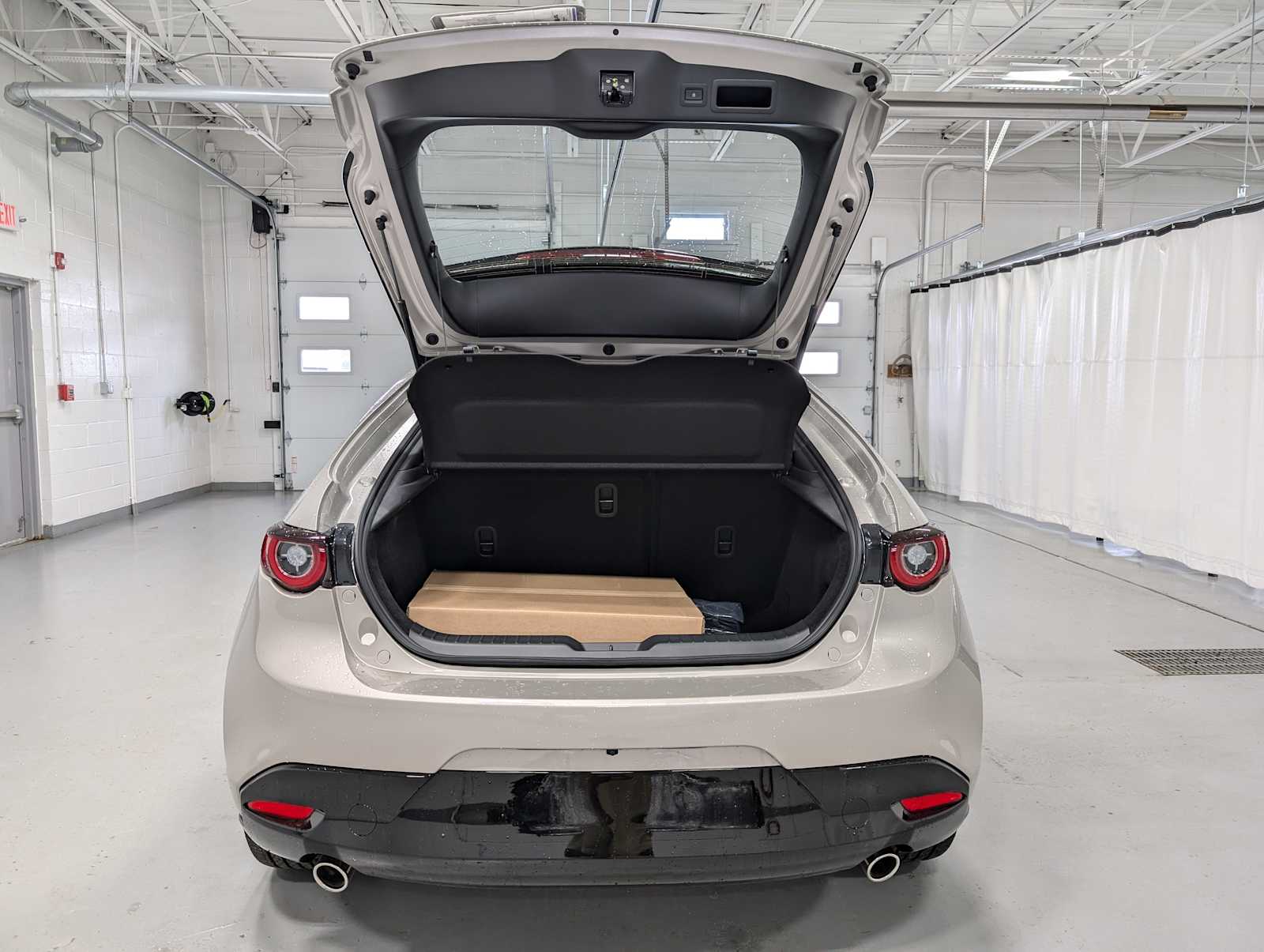 2025 Mazda Mazda3 Hatchback 2.5 s Preferred photo 8