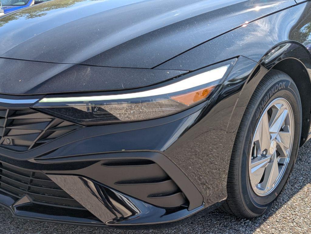 2025 Hyundai Elantra SE photo 2
