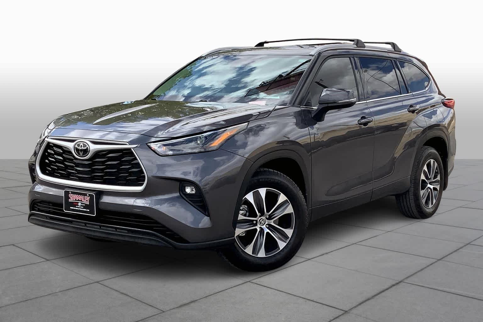 2022 Toyota Highlander XLE photo 2