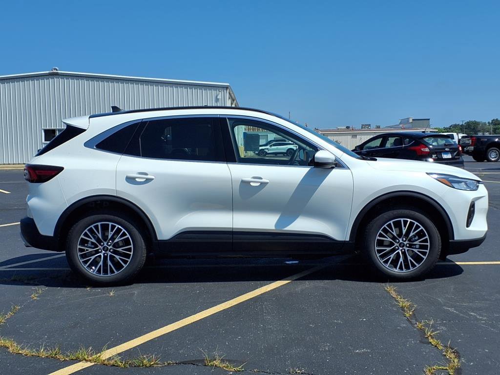 2025 Ford Escape photo 2