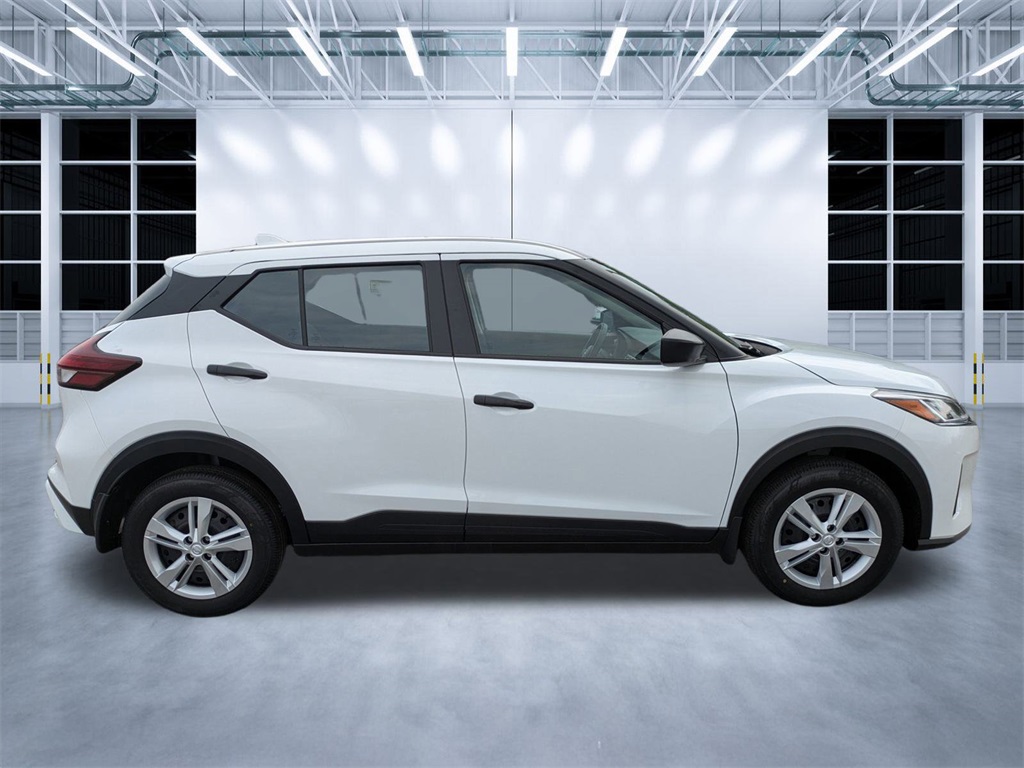 2025 Nissan Kicks Play S photo 2