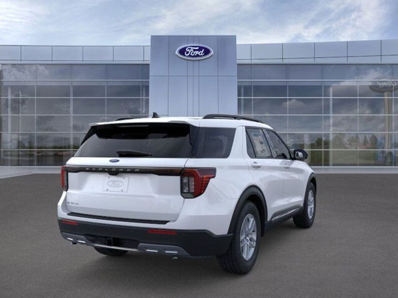 2025 Ford Explorer photo 4