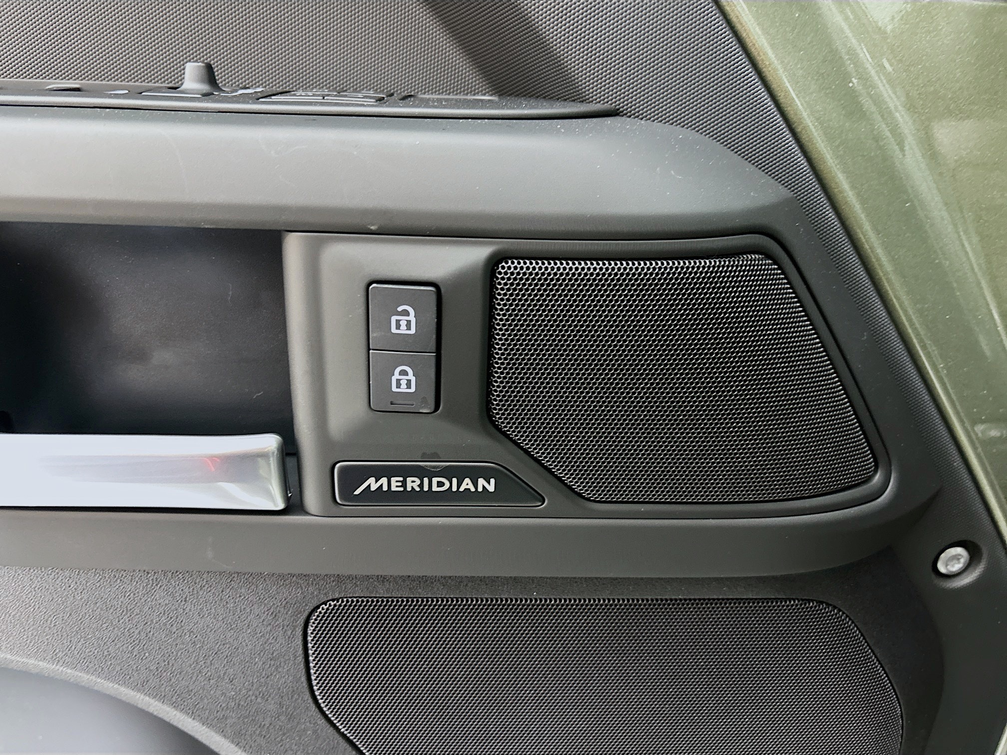 2025 Land Rover Defender 110 S photo 18