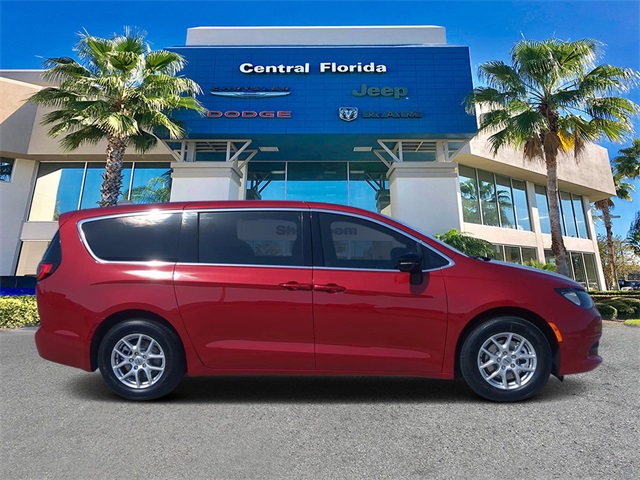 2025 Chrysler Voyager LX photo 3