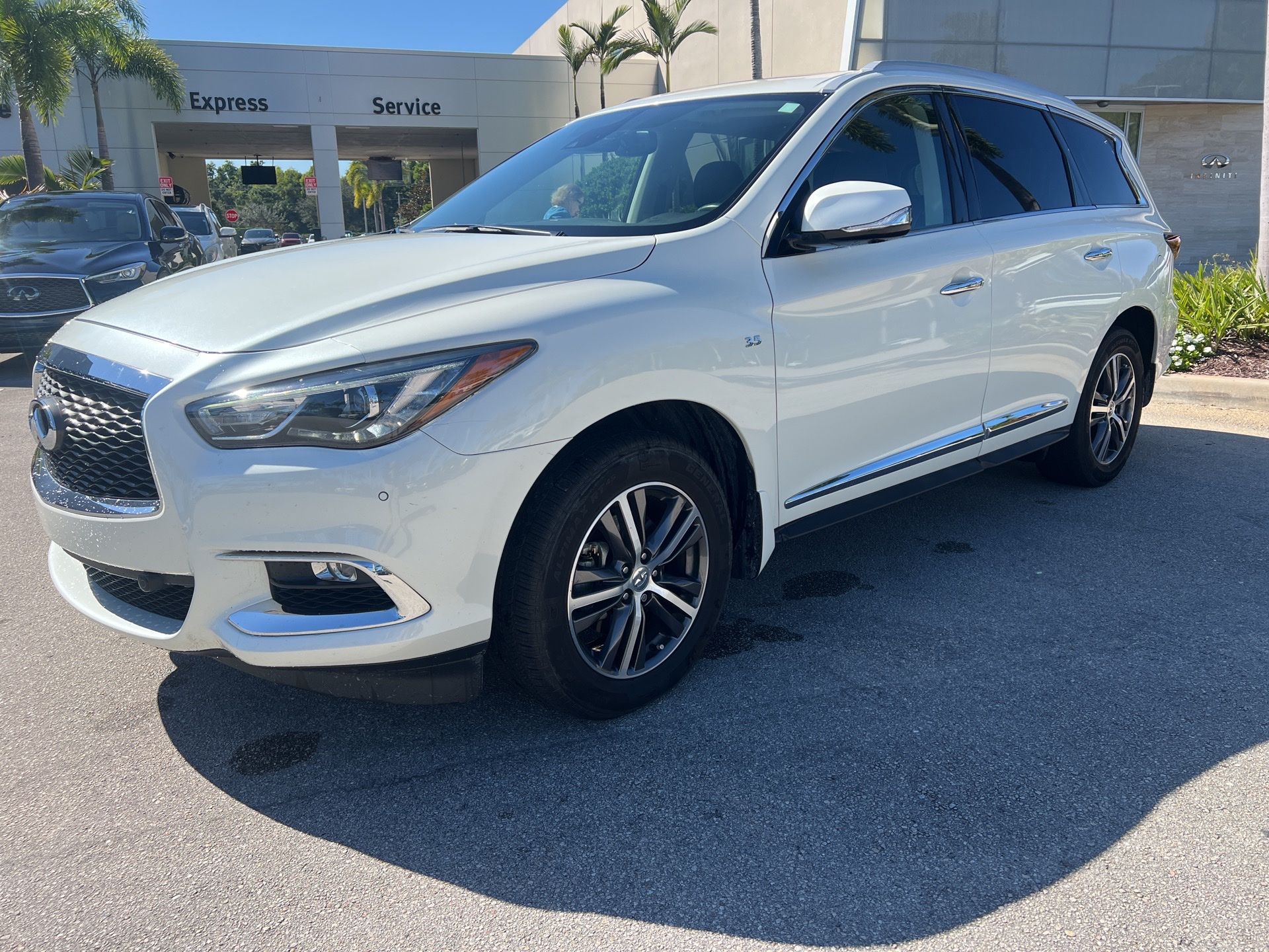 2019 Infiniti QX60 Luxe photo 3