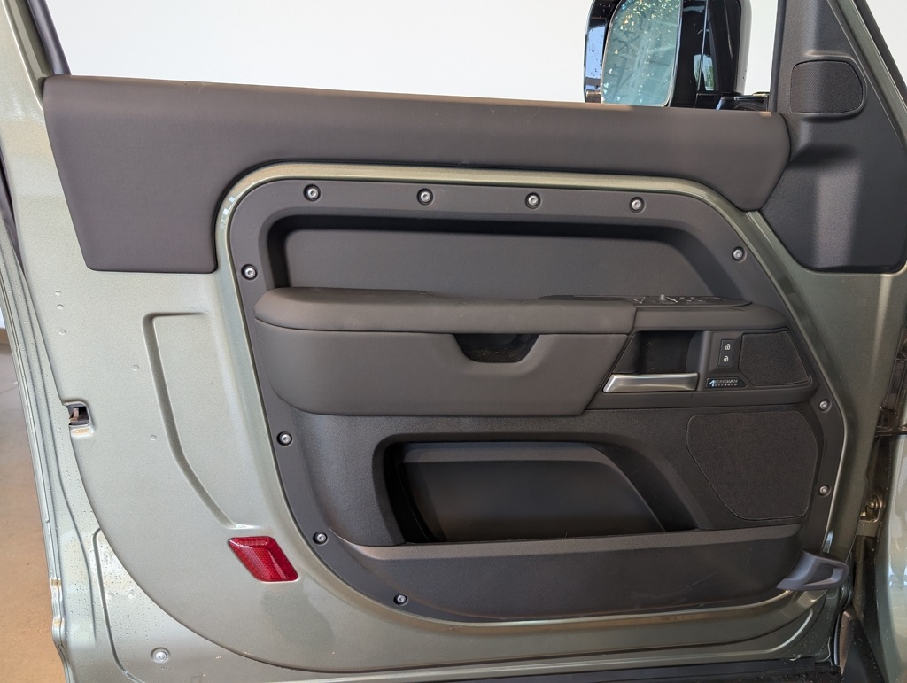 2025 Land Rover Defender 90 X-Dynamic SE photo 8