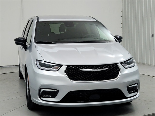 2026 Chrysler Pacifica photo 2