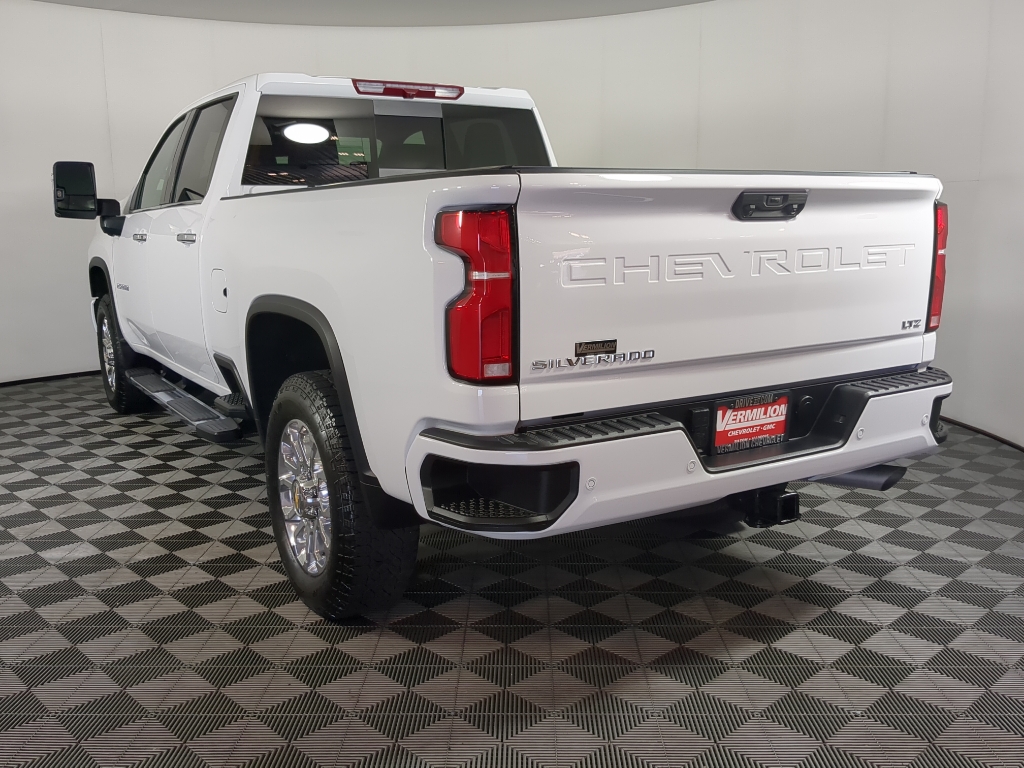 2025 Chevrolet Silverado 2500HD LTZ photo 4
