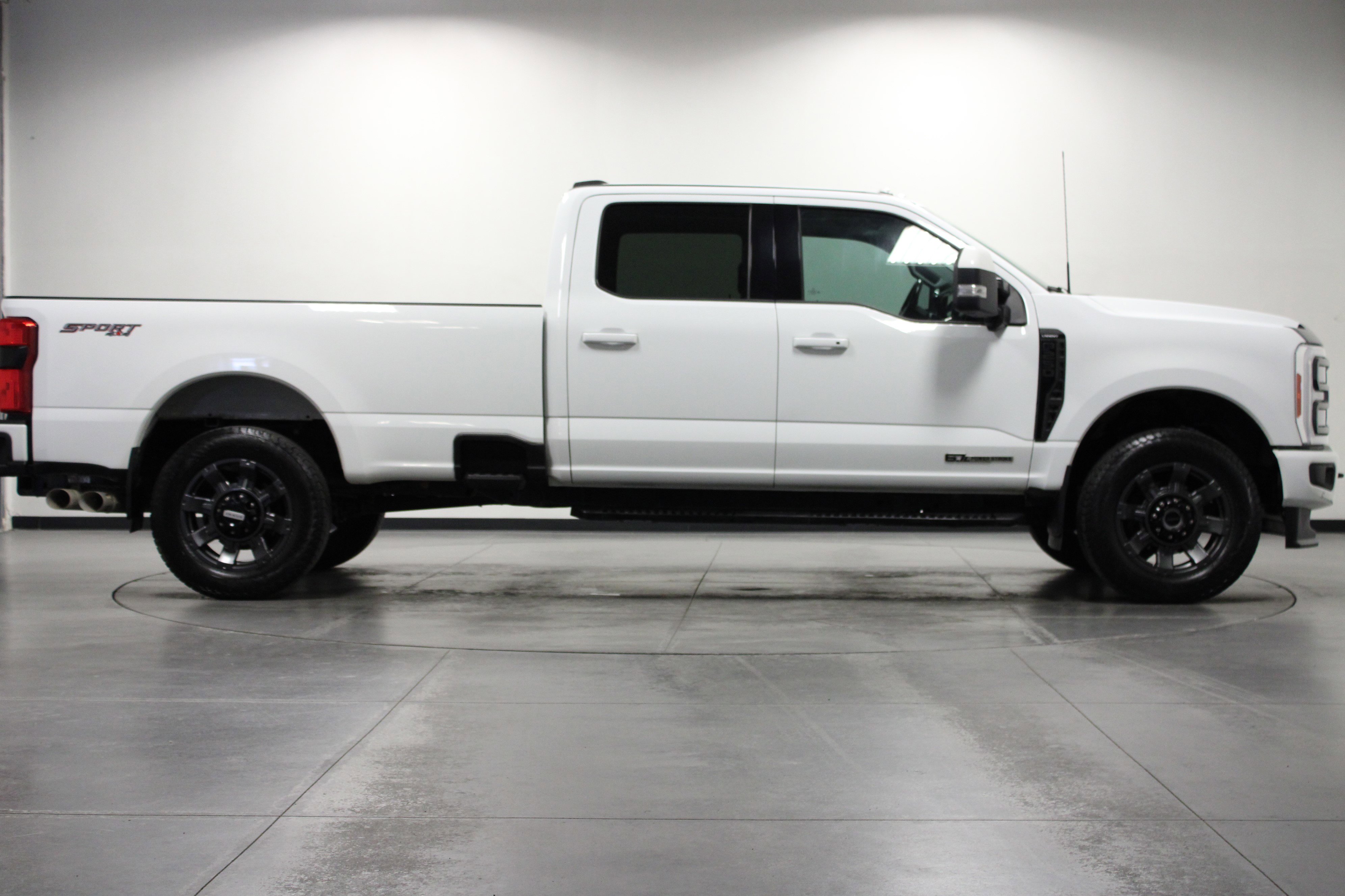 2023 Ford F-250 Lariat photo 2