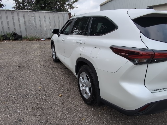 2024 Toyota Highlander LE photo 9