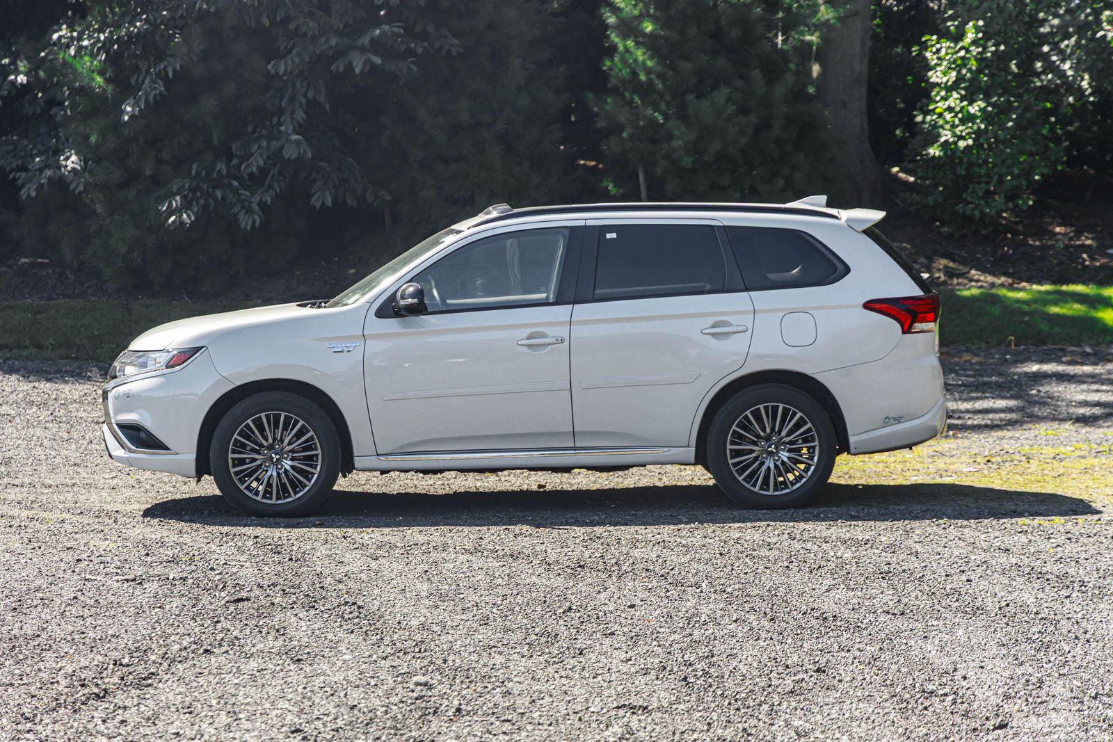 2021 Mitsubishi Outlander PHEV LE photo 4