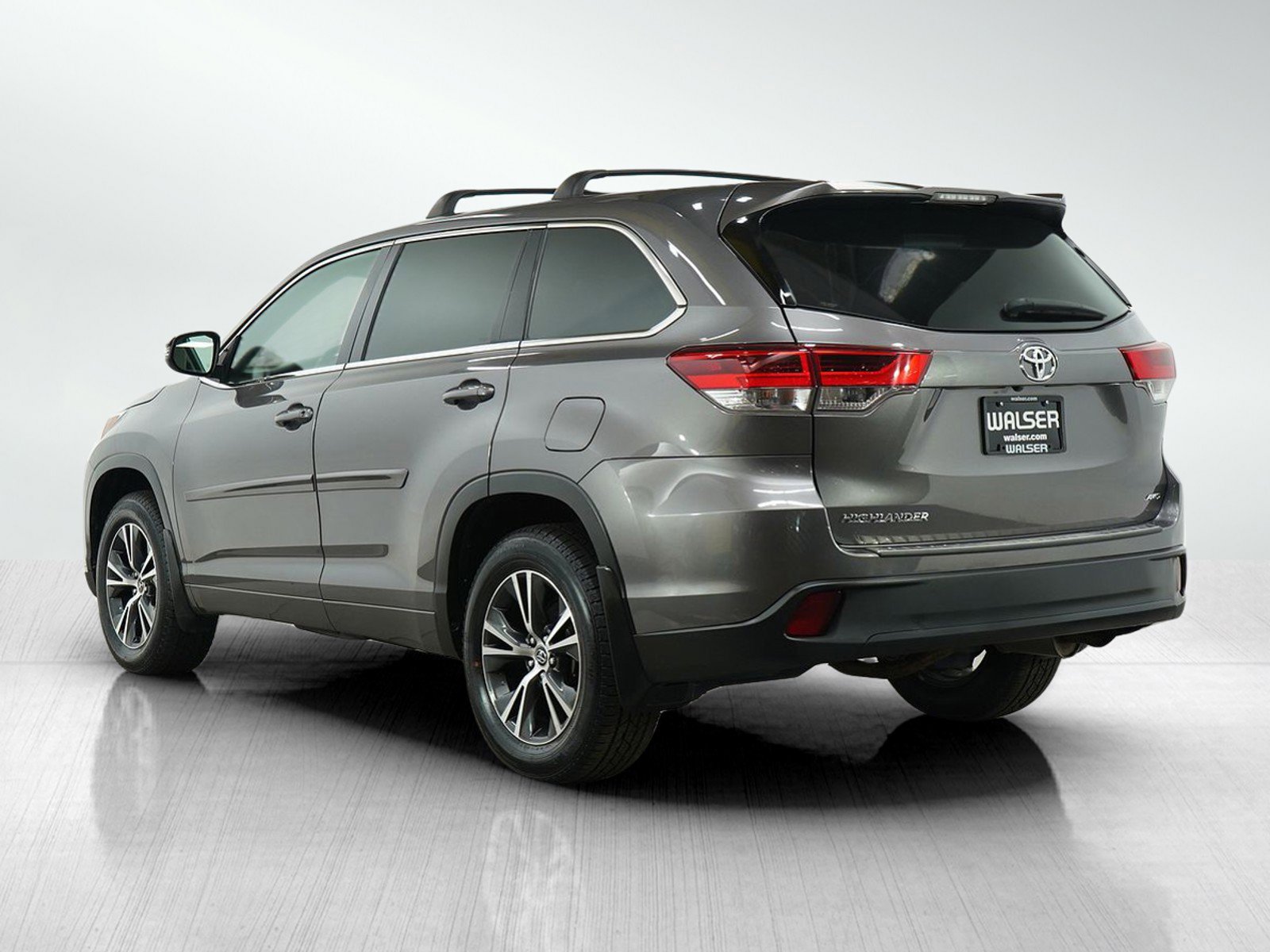 2018 Toyota Highlander LE photo 3