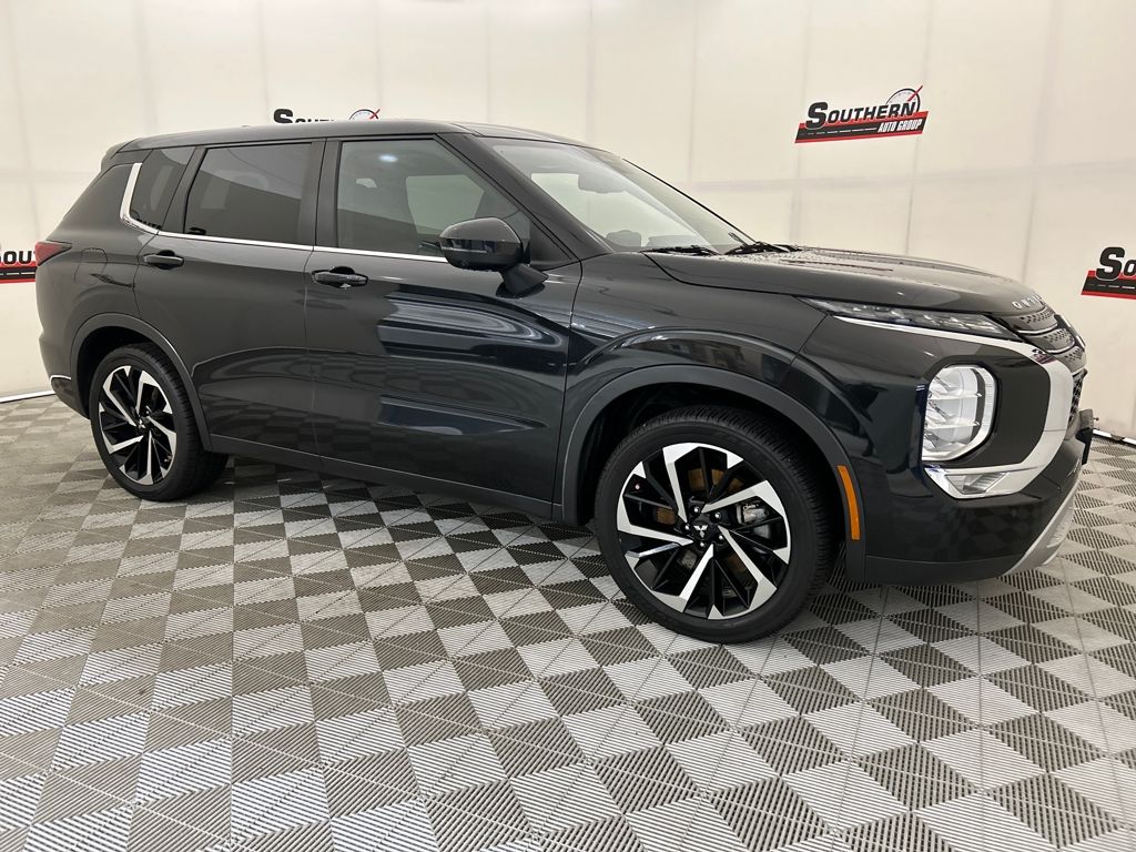 2022 Mitsubishi Outlander SE photo 3