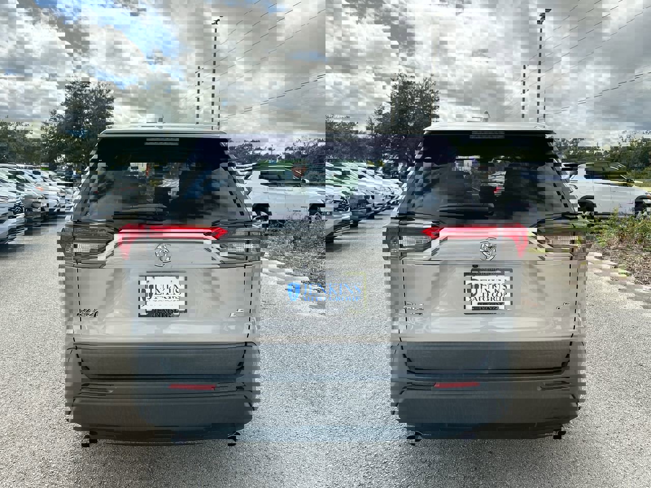 2022 Toyota RAV4 LE photo 2