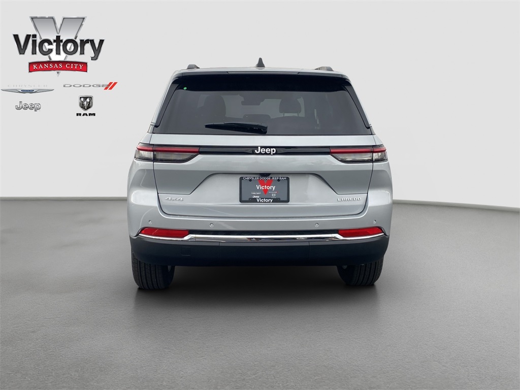 2025 Jeep Grand Cherokee Laredo photo 3