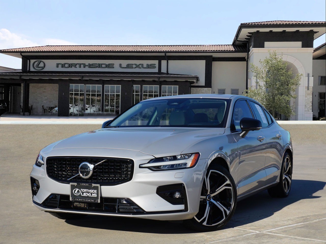 2023 Volvo S60 Plus's photo