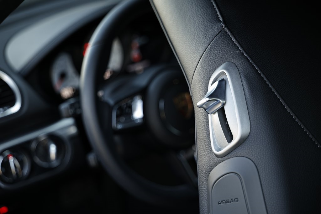2025 Porsche Cayman photo 27