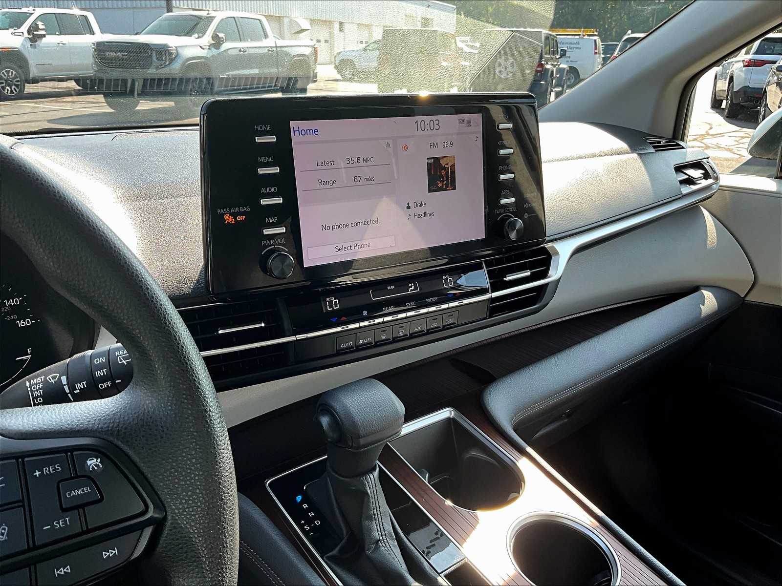 2023 Toyota Sienna LE photo 18